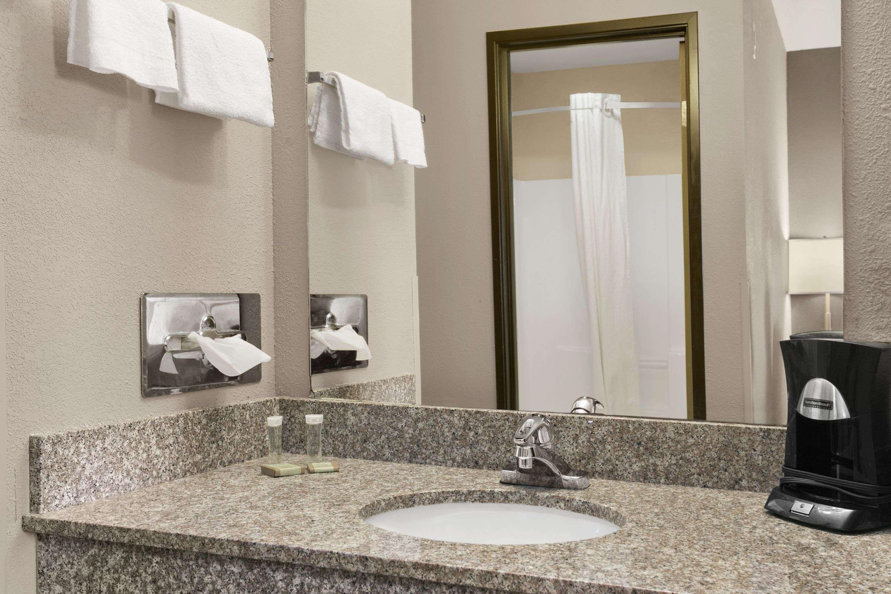 Super 8 By Wyndham Stafford/Springfield Area Motel Strafford Екстериор снимка